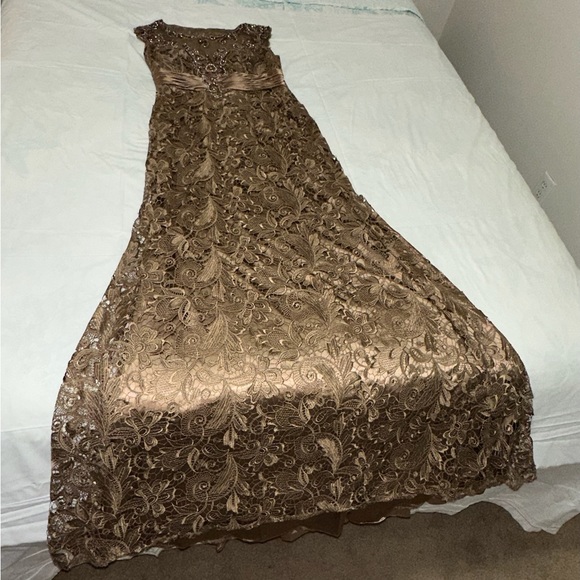 Beautiful gown - Picture 5 of 8